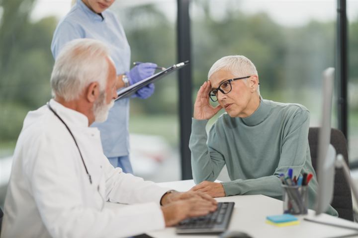Médico atendiendo a una paciente en consulta