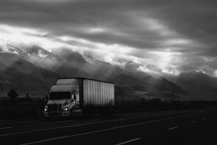 Tráiler de carga en carretera
