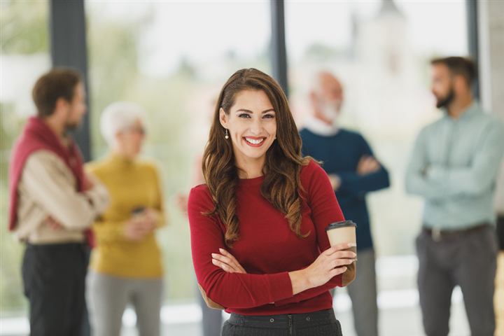 Profesionista sonriendo en su oficina
